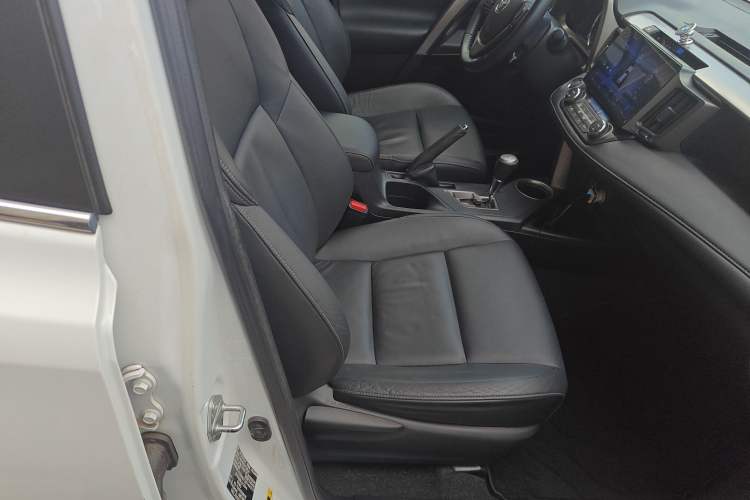 Used Toyota RAV4 2013 2.5L Automatic 4x4 Luxury Edition Right Front Seat