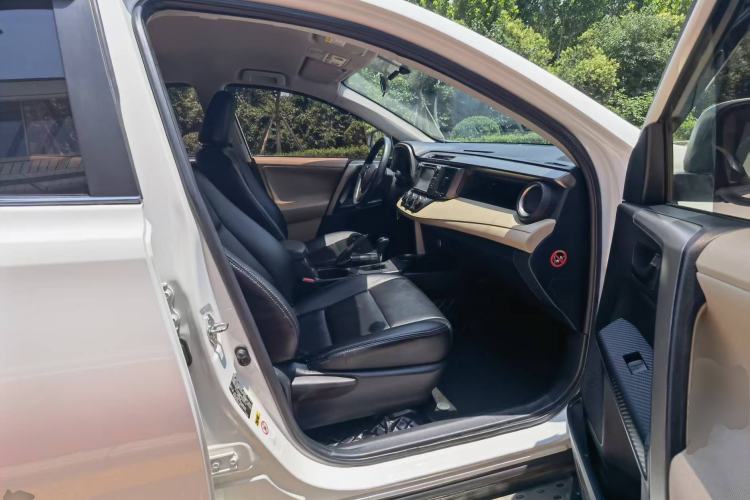 Used Toyota RAV4 2013 2.0L CVT Two-Wheel Drive Urban Edition Right Front Seat