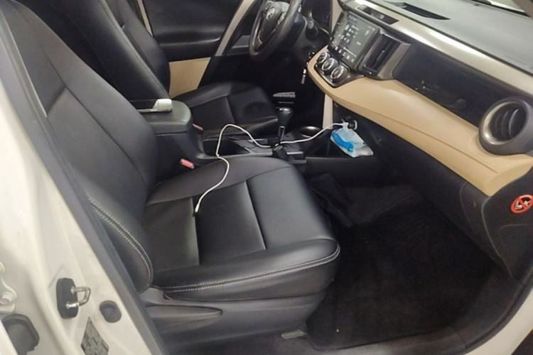 Used Toyota RAV4 2013 2.0L CVT Two-Wheel Drive Urban Edition Right Front Seat