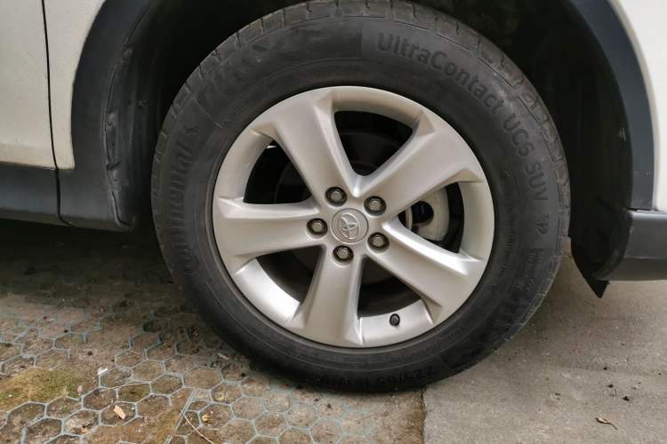 Used Toyota RAV4 2013 2.5L Automatic 4x4 Elite Edition Right Front Wheel Hub