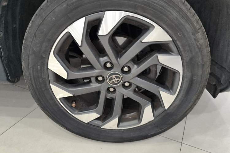 Used Toyota RAV4 2013 2.5L Automatic 4x4 Elite Edition Right Front Wheel Hub