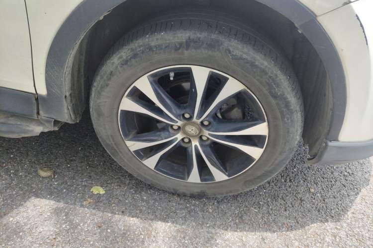 Used Toyota RAV4 2013 2.5L Automatic 4x4 Prestige Edition Right Front Wheel Hub