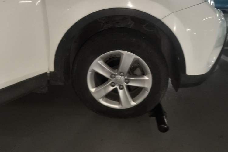 Used Toyota RAV4 2013 2.5L Automatic 4x4 Elite Edition Right Front Wheel Hub