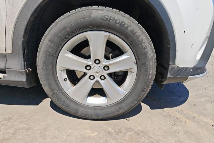 Used Toyota RAV4 2013 2.0L CVT Two-Wheel Drive Urban Edition Right Front Wheel Hub