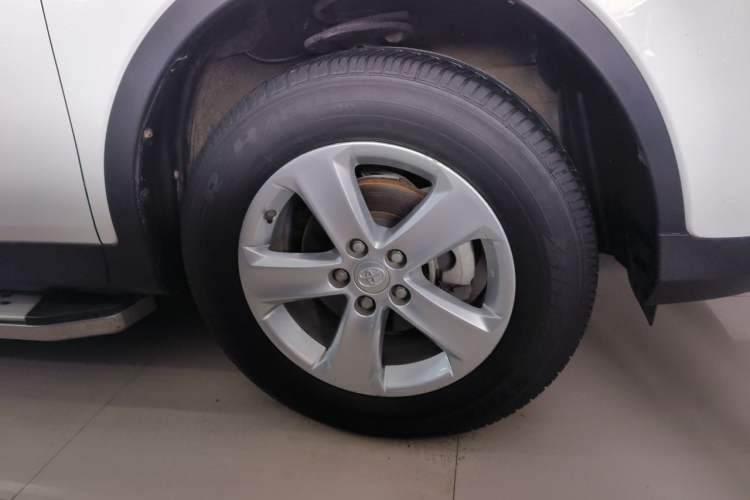 Used Toyota RAV4 2013 2.5L Automatic 4x4 Elite Edition Right Front Wheel Hub