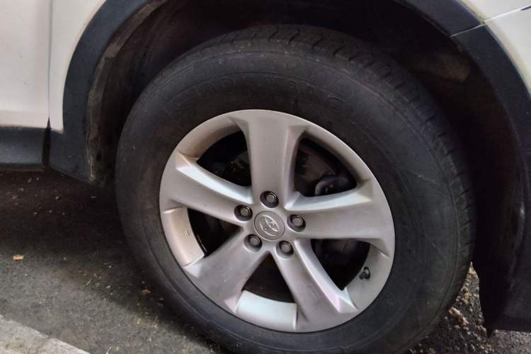 Used Toyota RAV4 2013 2.5L Automatic 4x4 Elite Edition Right Front Wheel Hub