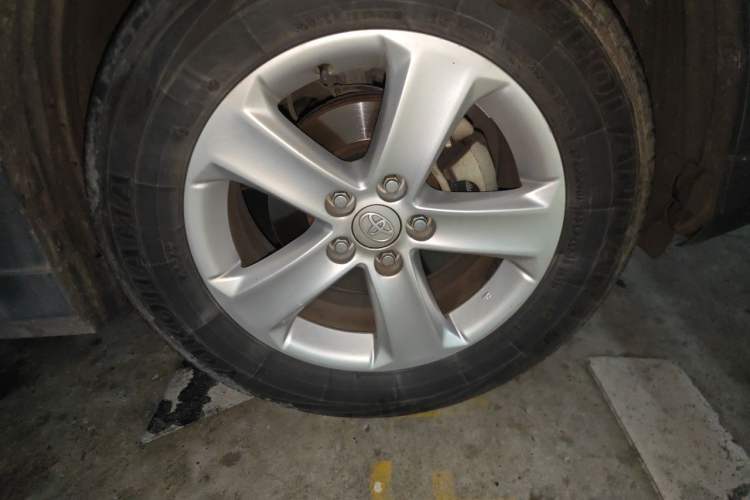 Used Toyota RAV4 2013 2.0L CVT Two-Wheel Drive Urban Edition Right Front Wheel Hub