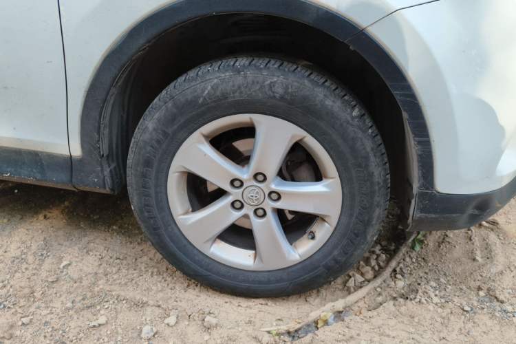 Used Toyota RAV4 2013 2.5L Automatic 4x4 Elite Edition Right Front Wheel Hub