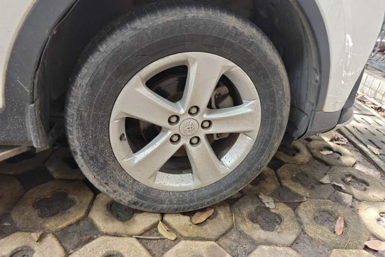 Used Toyota RAV4 2013 2.0L CVT Two-Wheel Drive Urban Edition Right Front Wheel Hub