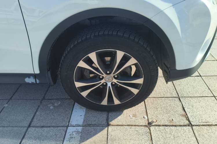 Used Toyota RAV4 2013 2.5L Automatic 4x4 Luxury Edition Right Front Wheel Hub