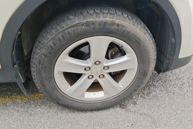 Used Toyota RAV4 2013 2.0L CVT Two-Wheel Drive Urban Edition Right Front Wheel Hub