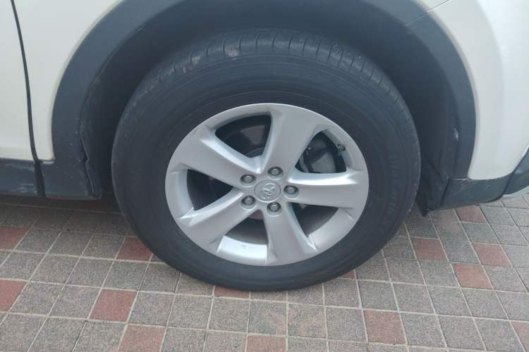 Used Toyota RAV4 2013 2.5L Automatic 4x4 Elite Edition Right Front Wheel Hub