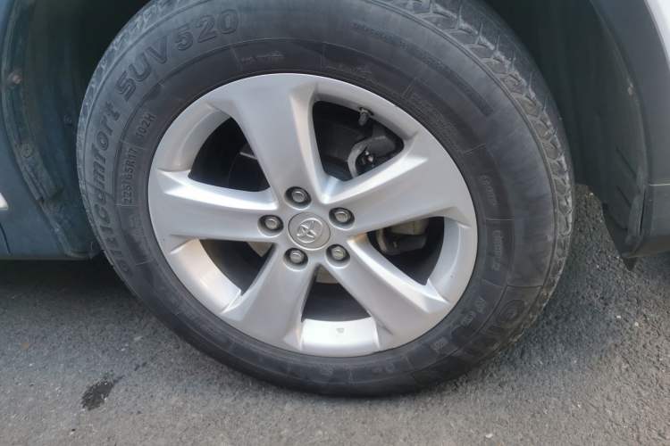Used Toyota RAV4 2013 2.5L Automatic 4x4 Elite Edition Right Front Wheel Hub