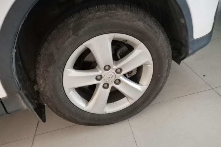Used Toyota RAV4 2013 2.5L Automatic 4x4 Elite Edition Right Front Wheel Hub
