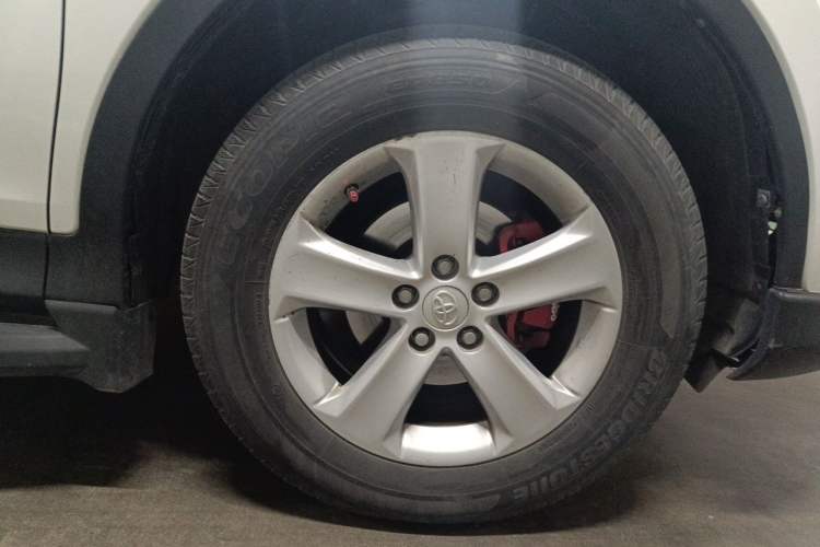 Used Toyota RAV4 2013 2.0L CVT Four-Wheel Drive New Edition Right Front Wheel Hub