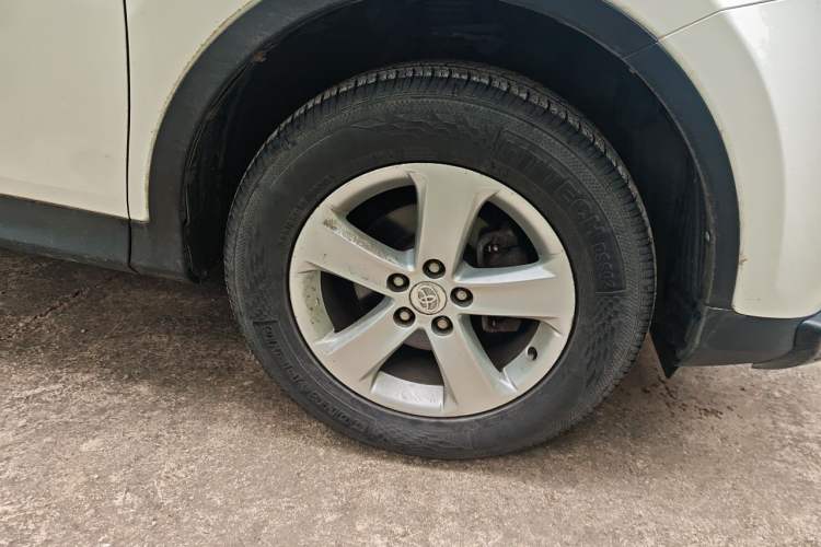 Used Toyota RAV4 2013 2.0L CVT Two-Wheel Drive Urban Edition Right Front Wheel Hub