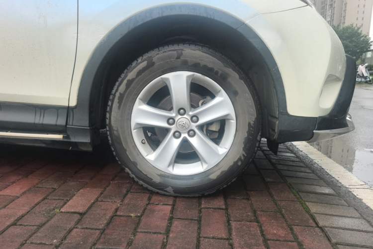 Used Toyota RAV4 2013 2.0L CVT Two-Wheel Drive Urban Edition Right Front Wheel Hub