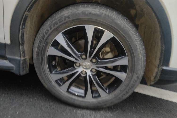 Used Toyota RAV4 2013 2.5L Automatic 4x4 Prestige Edition Right Front Wheel Hub