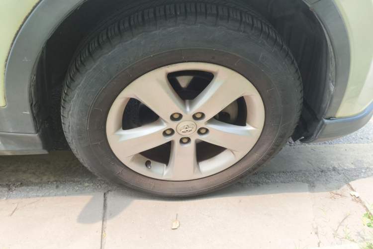 Used Toyota RAV4 2013 2.0L CVT Two-Wheel Drive Urban Edition Right Front Wheel Hub
