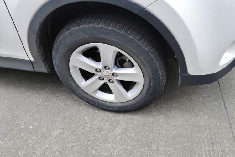 Used Toyota RAV4 2013 2.5L Automatic 4x4 Elite Edition Right Front Wheel Hub