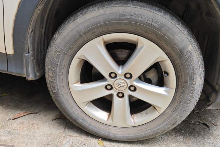 Used Toyota RAV4 2013 2.0L CVT Two-Wheel Drive Urban Edition Right Front Wheel Hub