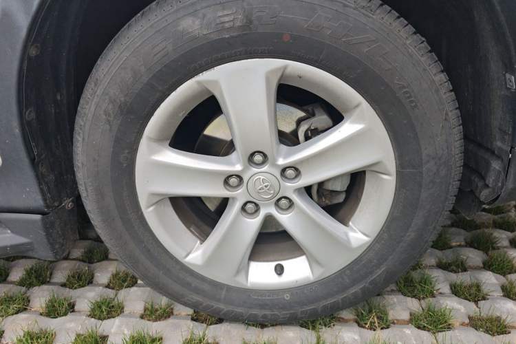 Used Toyota RAV4 2013 2.0L CVT Two-Wheel Drive Urban Edition Right Front Wheel Hub