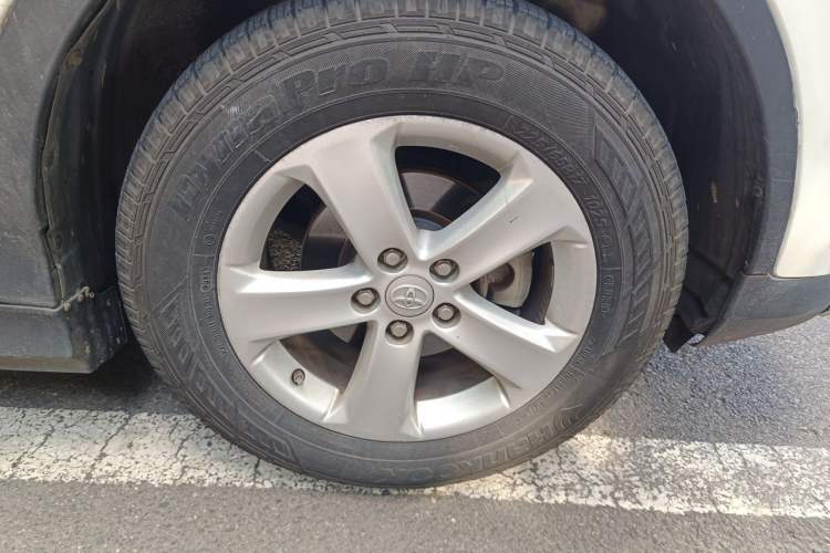 Used Toyota RAV4 2013 2.5L Automatic 4x4 Elite Edition Right Front Wheel Hub