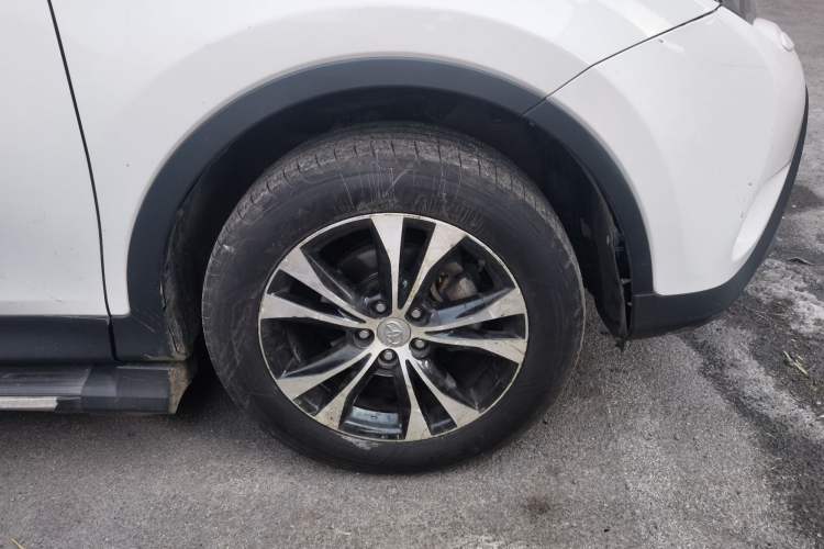 Used Toyota RAV4 2013 2.5L Automatic 4x4 Luxury Edition Right Front Wheel Hub