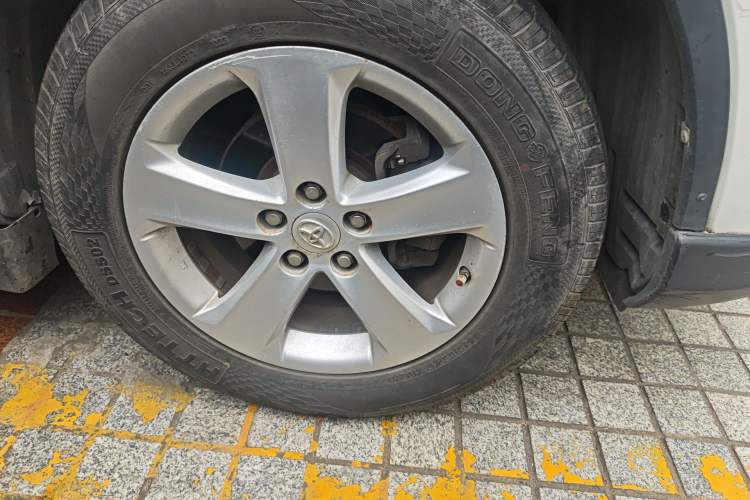 Used Toyota RAV4 2013 2.5L Automatic 4x4 Elite Edition Right Front Wheel Hub