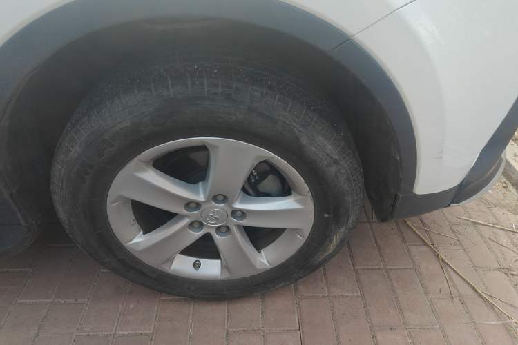 Used Toyota RAV4 2013 2.0L CVT Two-Wheel Drive Urban Edition Right Front Wheel Hub