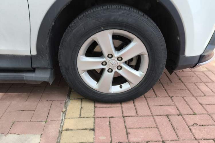 Used Toyota RAV4 2013 2.0L CVT Four-Wheel Drive New Edition Right Front Wheel Hub