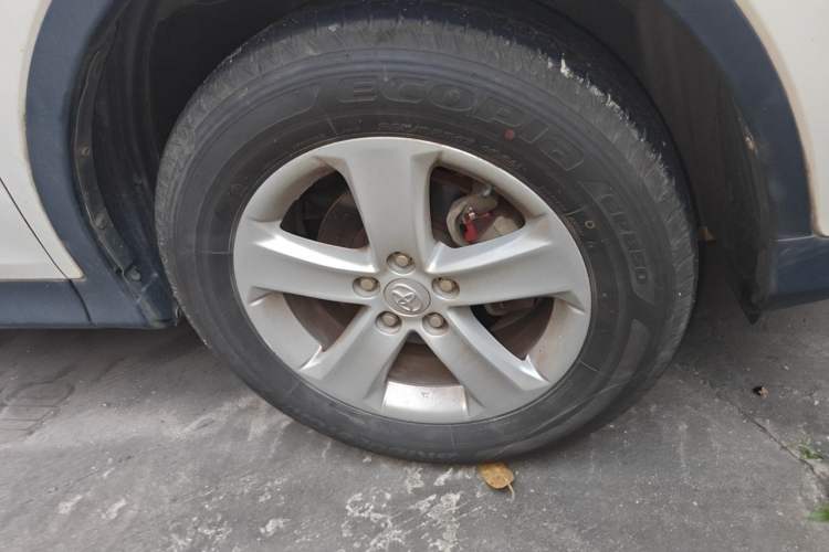 Used Toyota RAV4 2013 2.0L CVT Two-Wheel Drive Urban Edition Right Front Wheel Hub