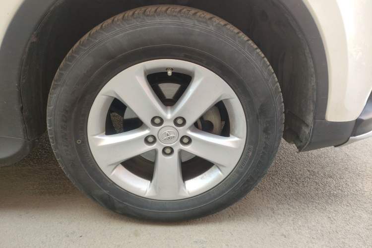 Used Toyota RAV4 2013 2.0L CVT Two-Wheel Drive Urban Edition Right Front Wheel Hub