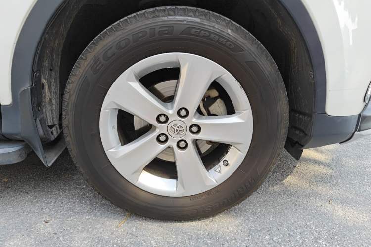 Used Toyota RAV4 2013 2.0L CVT Two-Wheel Drive Urban Edition Right Front Wheel Hub