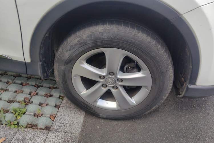 Used Toyota RAV4 2013 2.5L Automatic 4x4 Elite Edition Right Front Wheel Hub