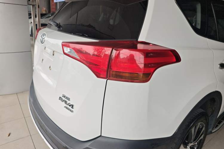 Used Toyota RAV4 2013 2.5L Automatic 4x4 Luxury Edition Right Rear Taillight
