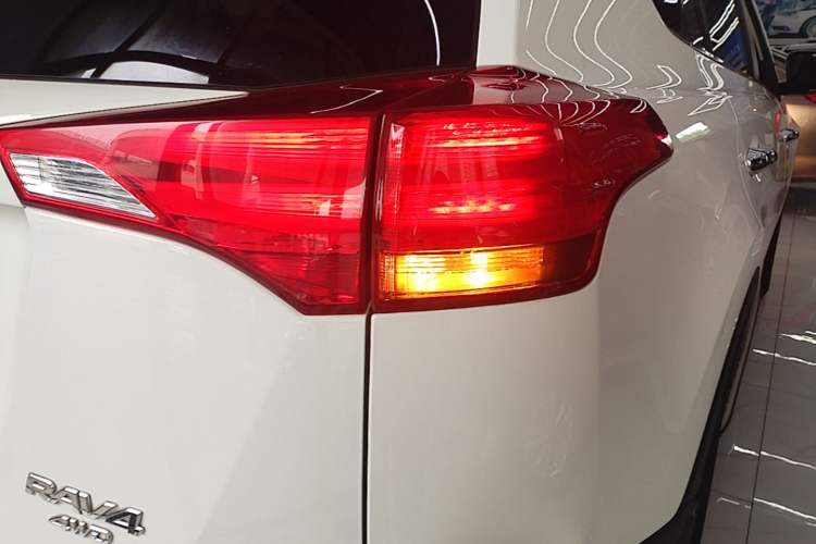 Used Toyota RAV4 2013 2.5L Automatic 4x4 Luxury Edition Right Rear Taillight