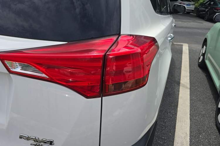 Used Toyota RAV4 2013 2.5L Automatic 4x4 Elite Edition Right Rear Taillight