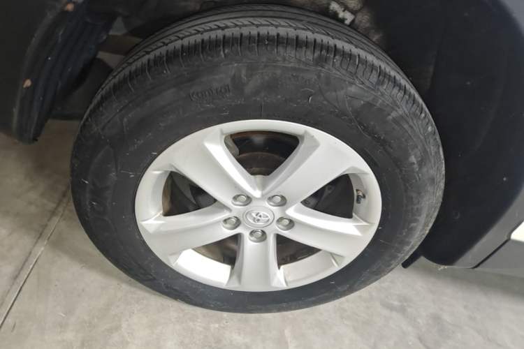Used Toyota RAV4 2013 2.5L Automatic 4x4 Elite Edition Right Rear Wheel Hub