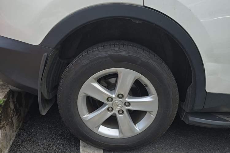 Used Toyota RAV4 2013 2.5L Automatic 4x4 Elite Edition Right Rear Wheel Hub