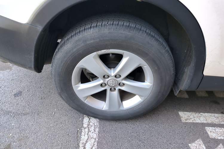 Used Toyota RAV4 2013 2.5L Automatic 4x4 Elite Edition Right Rear Wheel Hub