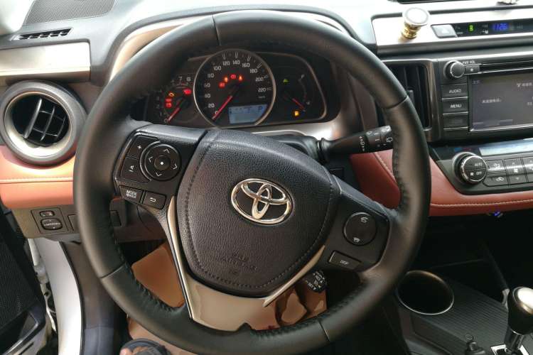 Used Toyota RAV4 2013 2.5L Automatic 4x4 Elite Edition Steering Wheel