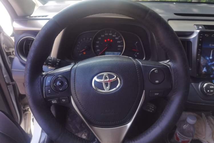 Used Toyota RAV4 2013 2.5L Automatic 4x4 Elite Edition Steering Wheel
