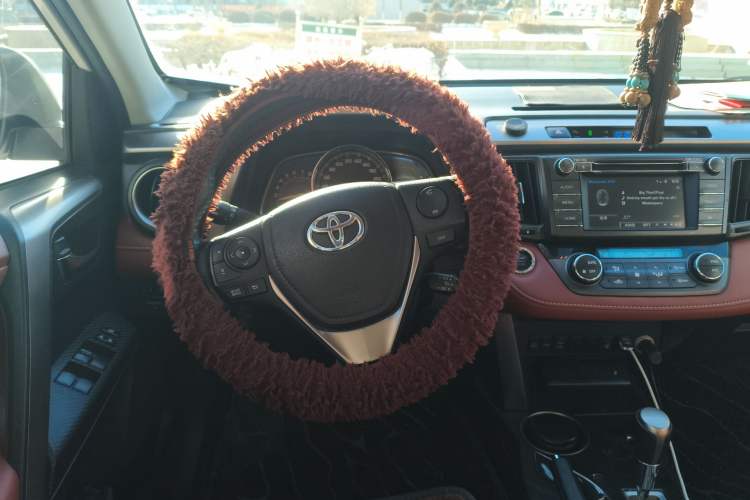 Used Toyota RAV4 2013 2.5L Automatic 4x4 Luxury Edition Steering Wheel