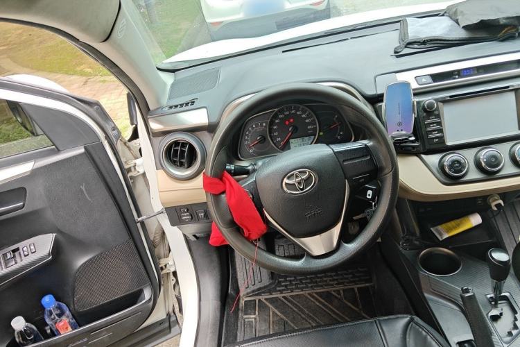 Used Toyota RAV4 2013 2.0L CVT Two-Wheel Drive Urban Edition Steering Wheel