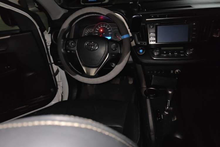 Used Toyota RAV4 2013 2.5L Automatic 4x4 Elite Edition Steering Wheel