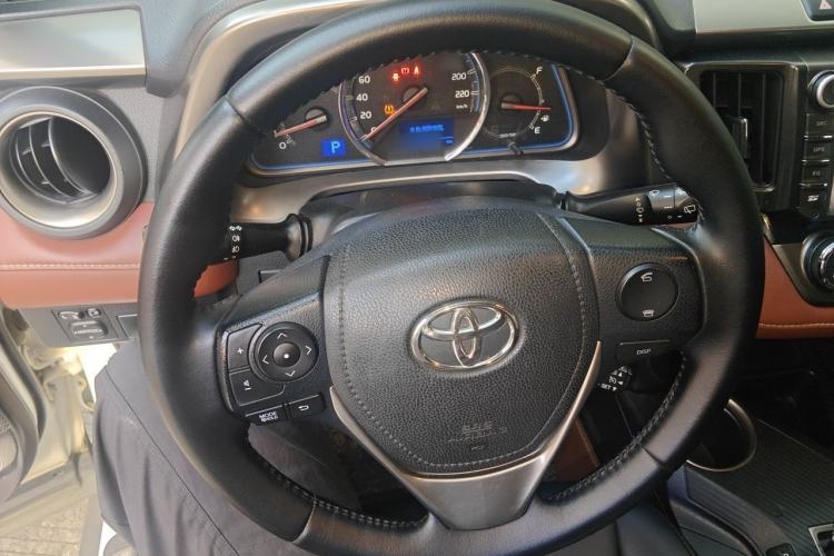 Used Toyota RAV4 2013 2.5L Automatic 4x4 Luxury Edition Steering Wheel