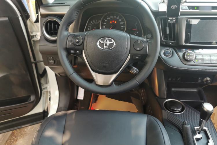 Used Toyota RAV4 2013 2.5L Automatic 4x4 Elite Edition Steering Wheel