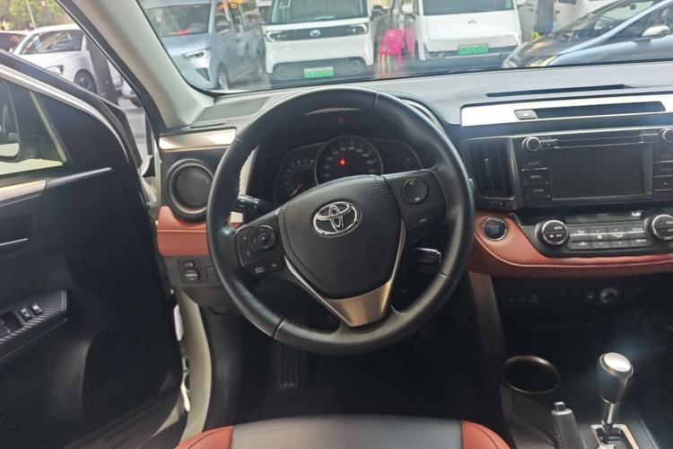 Used Toyota RAV4 2013 2.5L Automatic 4x4 Elite Edition Steering Wheel