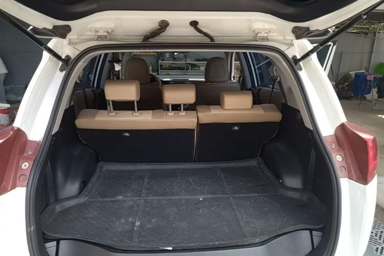 Used Toyota RAV4 2013 2.0L CVT Four-Wheel Drive New Edition Trunk